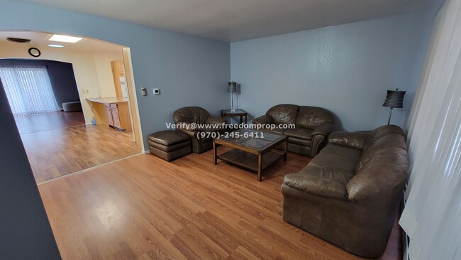 Building Photo - Large 4 bedroom 2 bath Ranch style Home