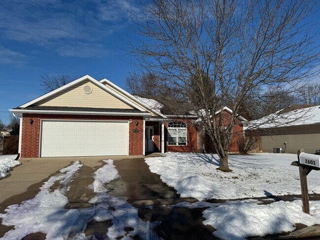 Building Photo - 3 Bedroom Home Furnished or unfurnished available