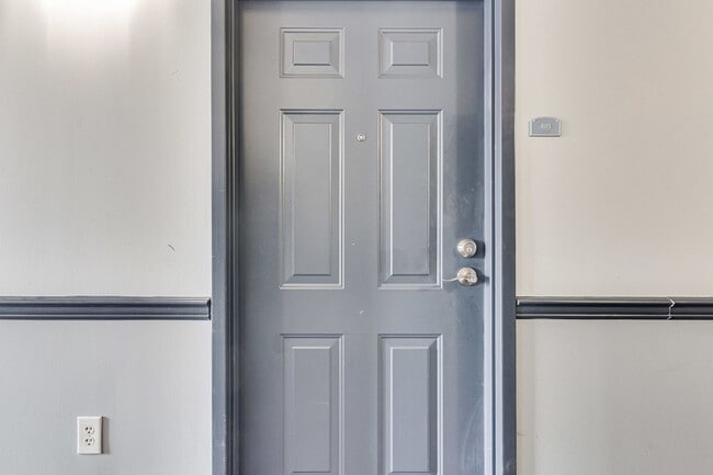 Building Photo - Modern 3 Bed 2 bath condo WITH 2 PARKING S...