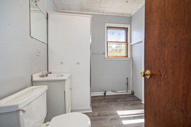 Building Photo - 548 E Hammond St