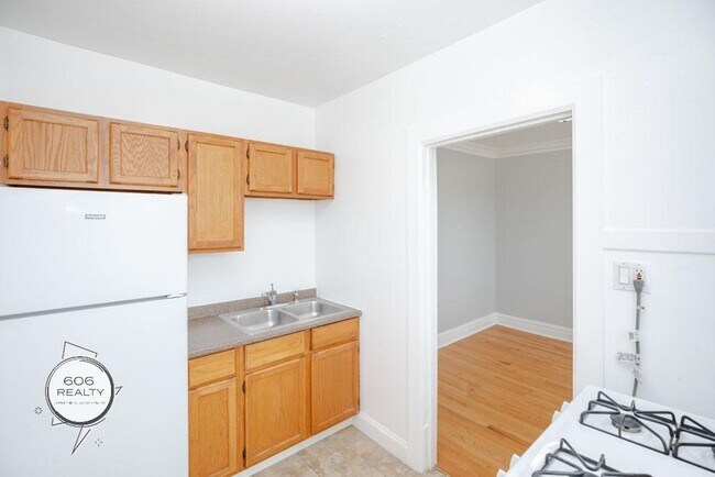 Building Photo - Bright and Sunny Cicero apartments! SPECIAL OFFER!