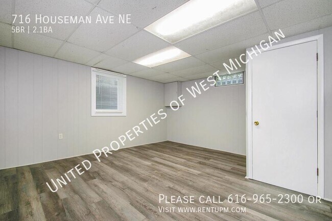 Building Photo - 716 Houseman Ave NE