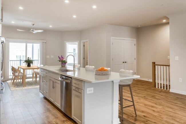 Building Photo - Luxury 3BR/2.5BA Condo w/ Balcony and Rooftop Terrace & Garage – Walk to One Loudoun