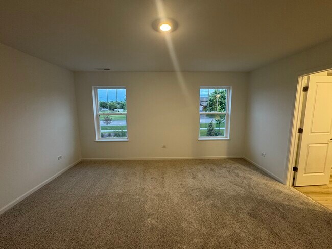 Building Photo - 14849 S Hillside Dr