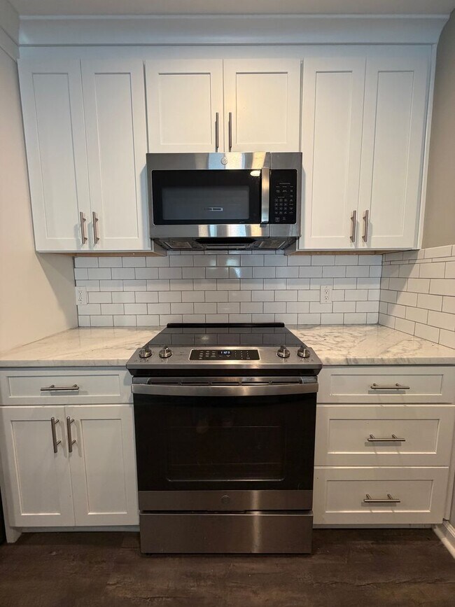 Building Photo - Charming 4/2.5 House in Armuchee- $1,995