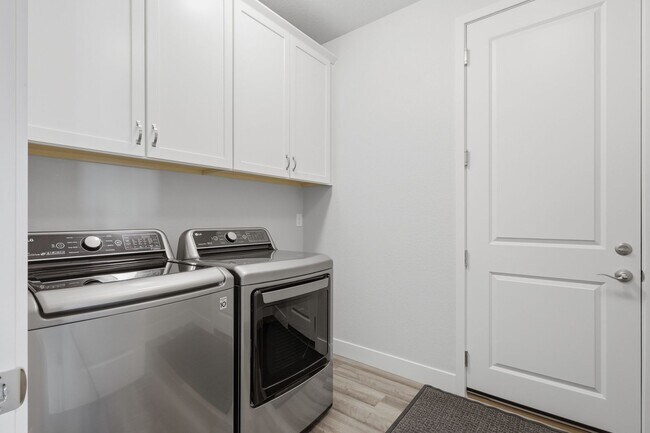 Building Photo - Castle Rock - Rancher 4 bed 3 bath in Crystal Valley!
