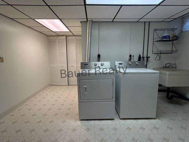 Building Photo - Beautiful County Setting