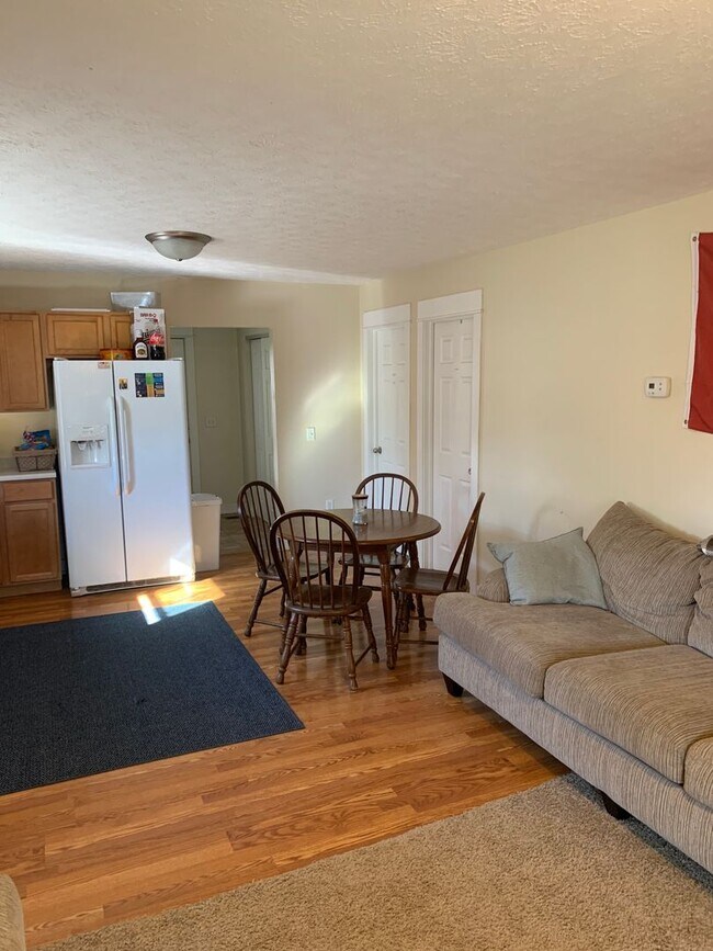 Building Photo - ***AVAILABLE AUGUST 2027*** Bedroom, 2 Bat...