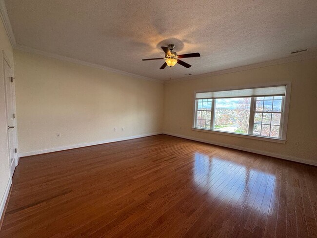 Building Photo - Beautiful Townhome in Spring Oaks!