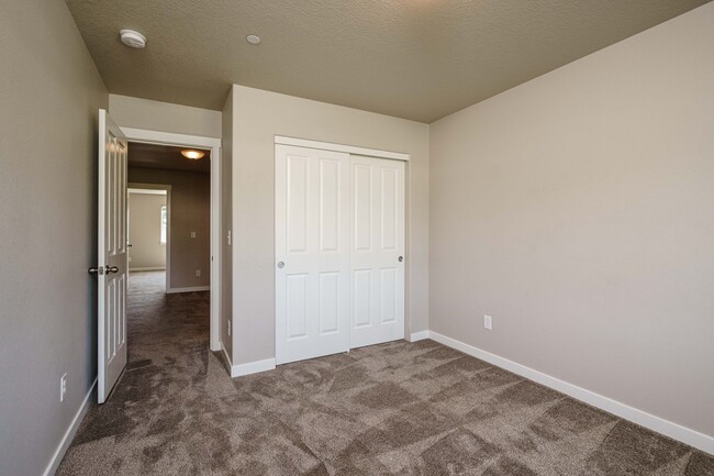 Building Photo - Easy I-205 Access - 3 Bedroom 2.5 Bath Tow...