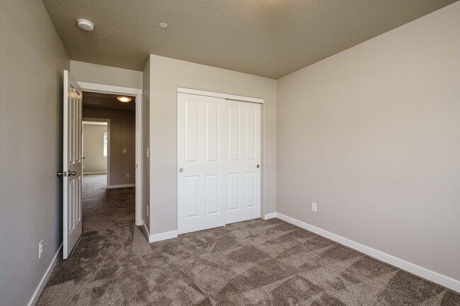 Building Photo - Easy I-205 Access - 3 Bedroom 2.5 Bath Townhouse