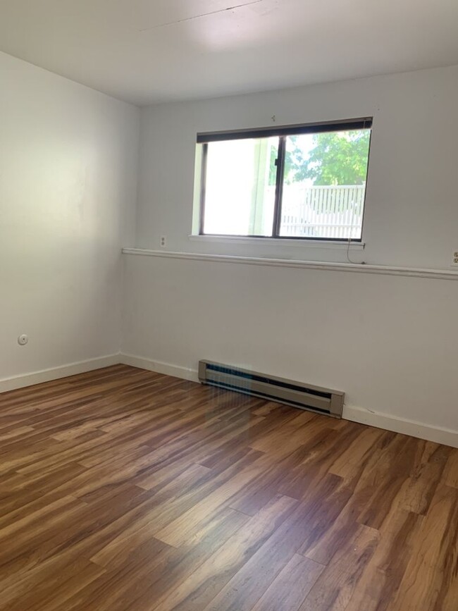 Building Photo - STUDENTS WELCOME! Lovely 2 Bed 1.5 Bath To...