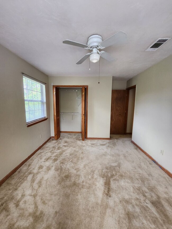 Building Photo - 3 bedroom town home for rent across from F...