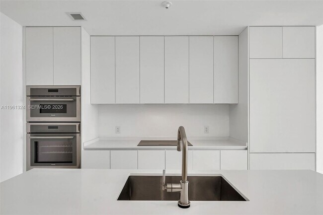 Building Photo - 700 NE 24th St