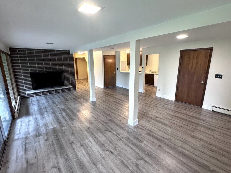 Building Photo - 3168 Dubuque St NE