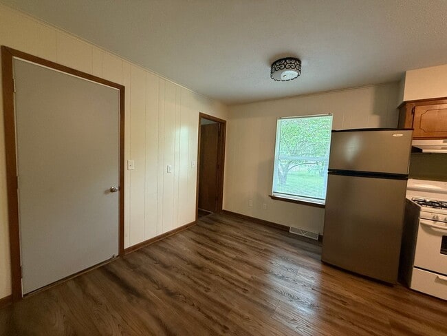 Building Photo - 2 Bedroom, 1 Bath Remodeled House