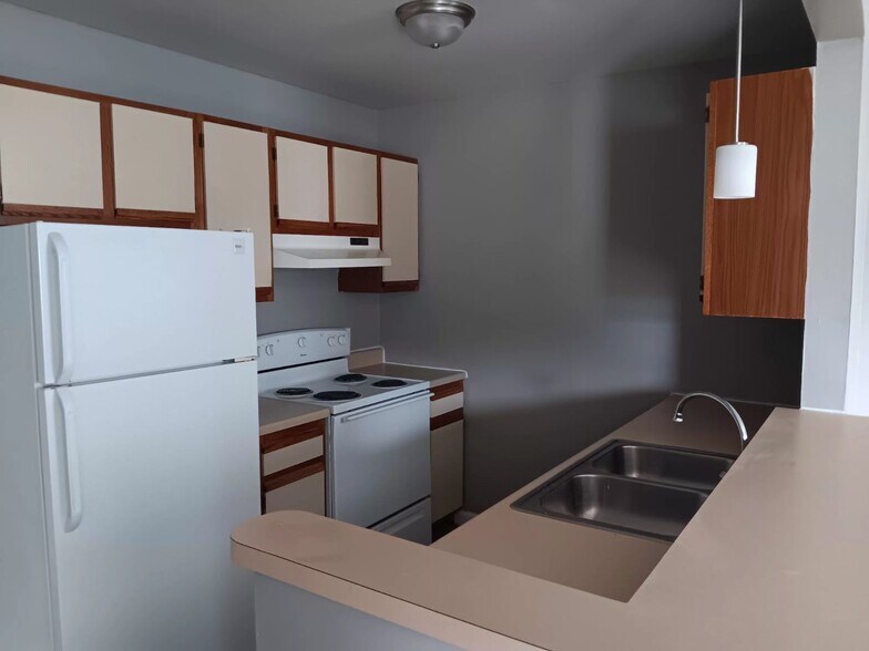 Building Photo - 103 Sandstone Ct