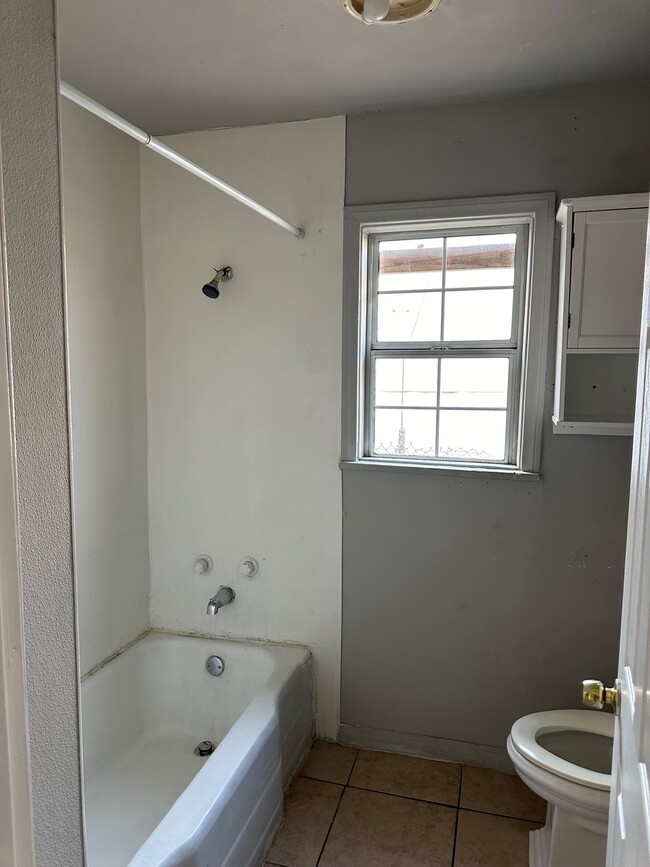 Bathroom - 5125 1/2 Clara St