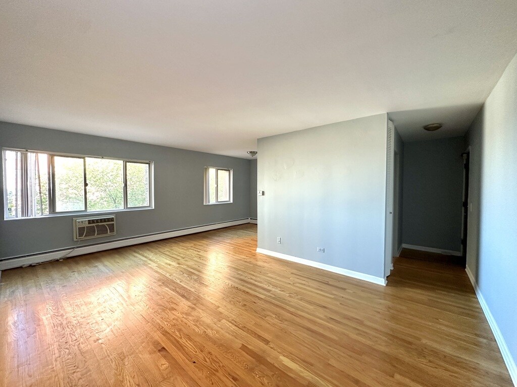 Building Photo - 5820 N Sheridan Rd