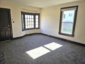 Building Photo - 911 Camden Ave SW