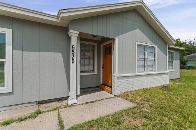 Building Photo - 5535 Lakefield Dr