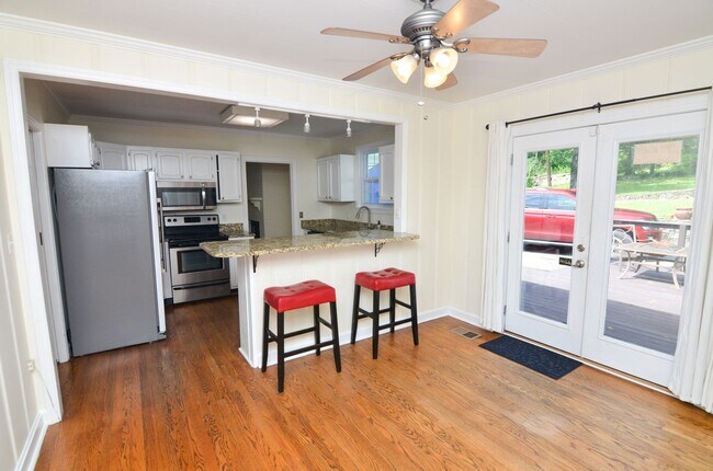 Building Photo - 815 Neartop Dr