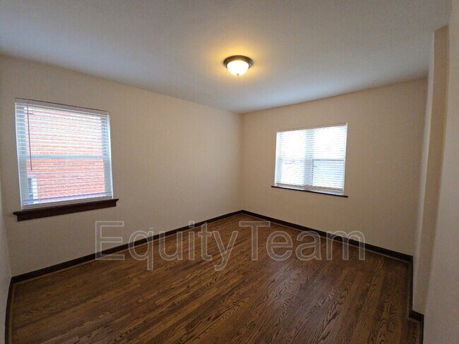 Building Photo - 4379 Ridgeview Ave