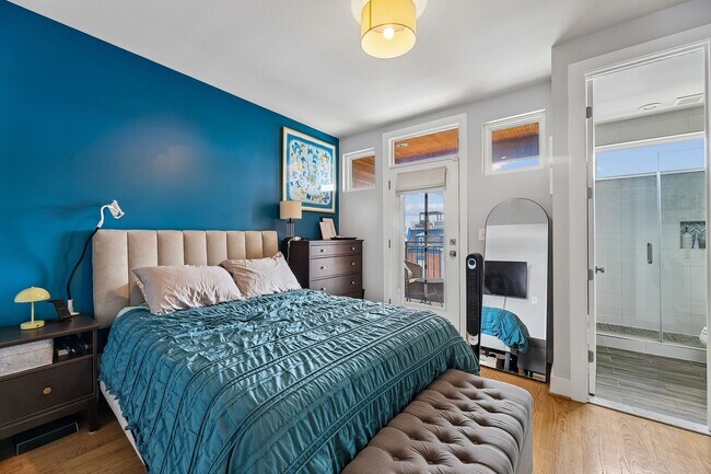Building Photo - Gorgeous Upper Level 2BR/2.5BTH Condo with Rooftop Deck and Reserved Parking!