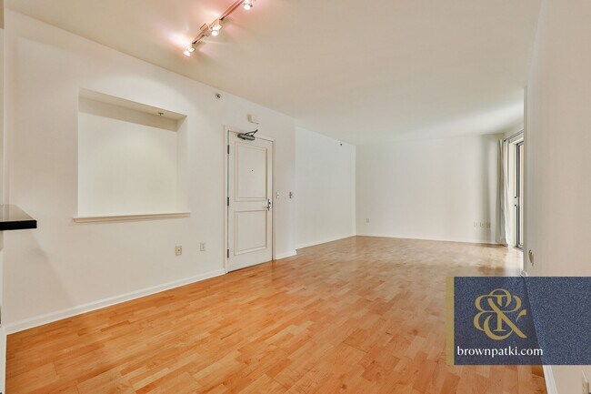 Building Photo - 140 S Van Ness Ave