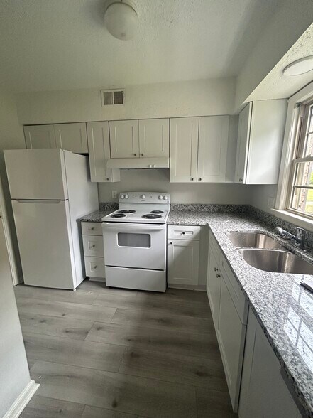01_Kitchen - 3700 Bush River Rd
