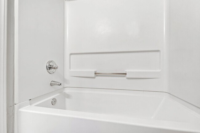 Building Photo - University Woods Retreat: 4 BR/4 Bath minutes to NCSU!