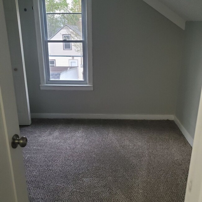 Building Photo - 4 BDRM HOUSE FOR RENT