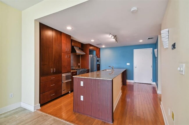 Building Photo - 1208 E Kennedy Blvd