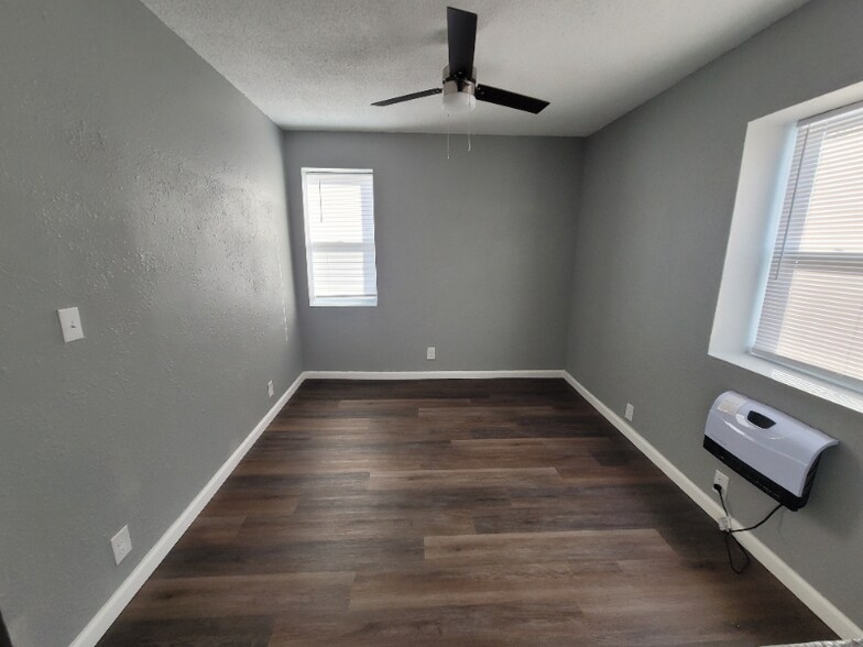 Building Photo - 409 N Sterling Ave