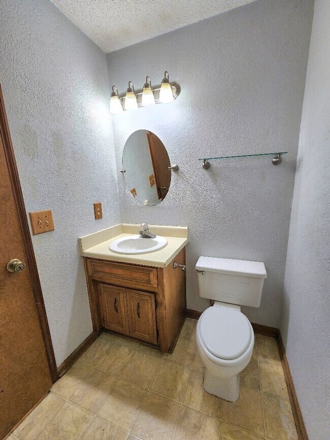 Building Photo - Open Floorplan, 3BD/3Bath with a Huge Sunr...