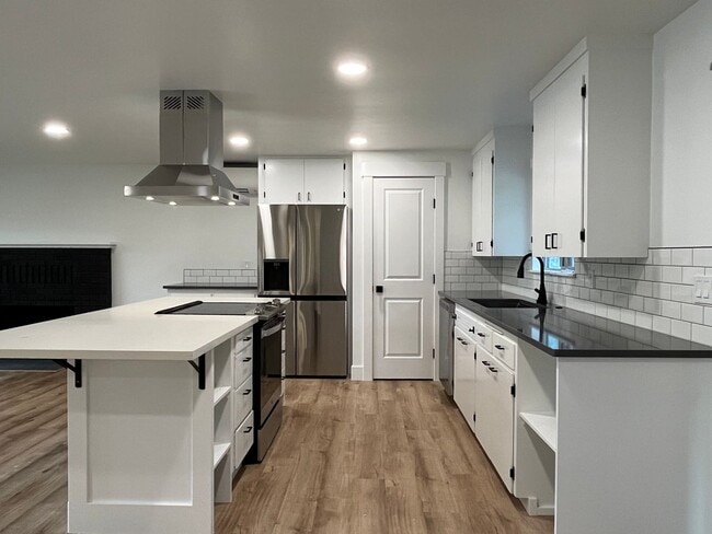 Building Photo - NO RENT UNTIL 2026! Updated home with Large shop!