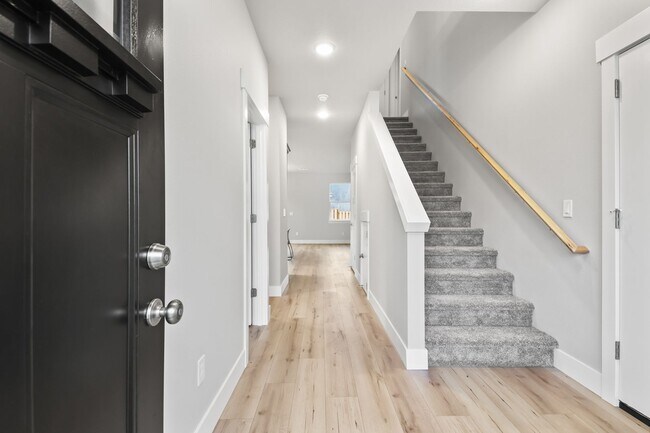 Building Photo - 748 Pinebreak