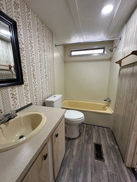 The second bath has a tub/shower combo - 2916 Tindel Camp Rd