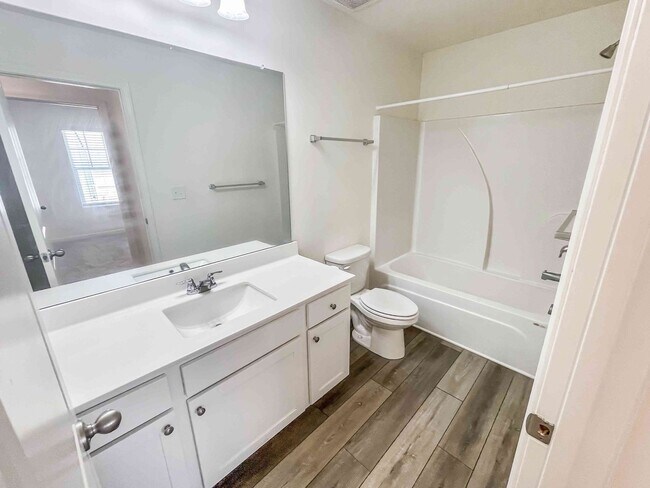 Building Photo - Cartersville Townhome - 3BR/2.5BA