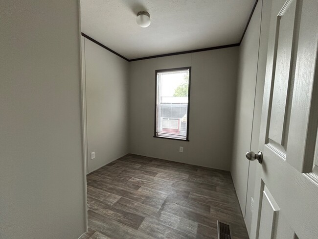 Building Photo - 733 Ascot Cir