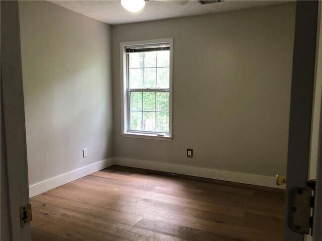 Building Photo - 370 Manor Glen Dr