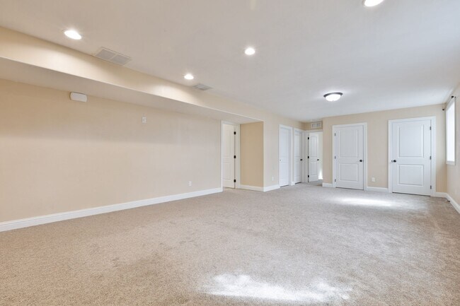 Building Photo - 5 Bed 3 Bath Home in Idaho Falls