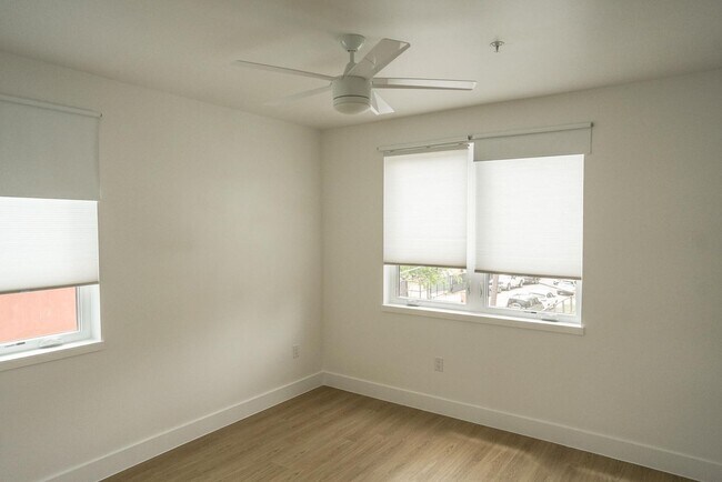 Building Photo - Modern East Austin 2/2 Condo Available Now!