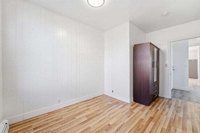 Building Photo - 525 7th St