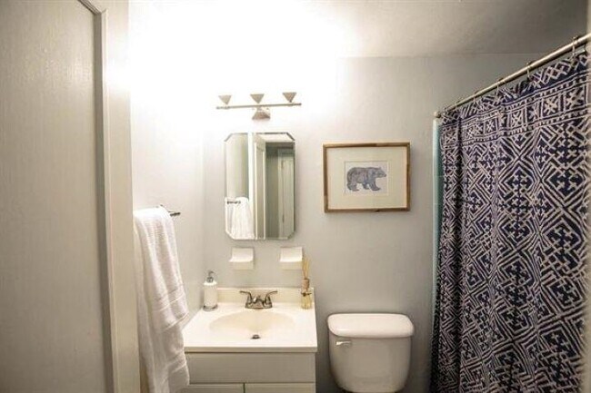 Building Photo - 820 Chestwood Ave