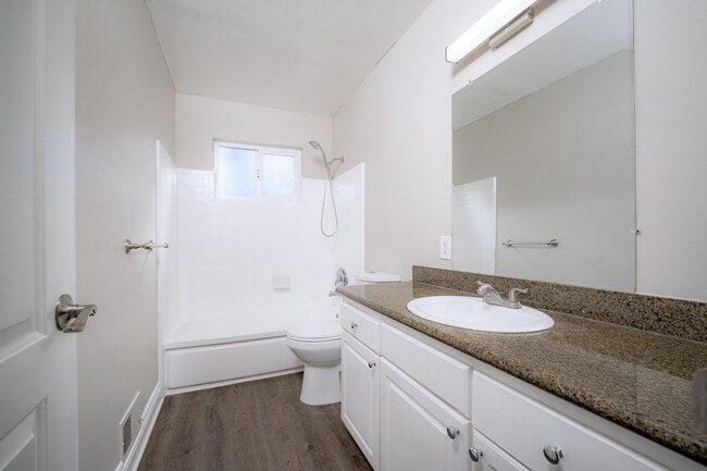 Palms B17 bath (1) - Palms at the Pruneyard