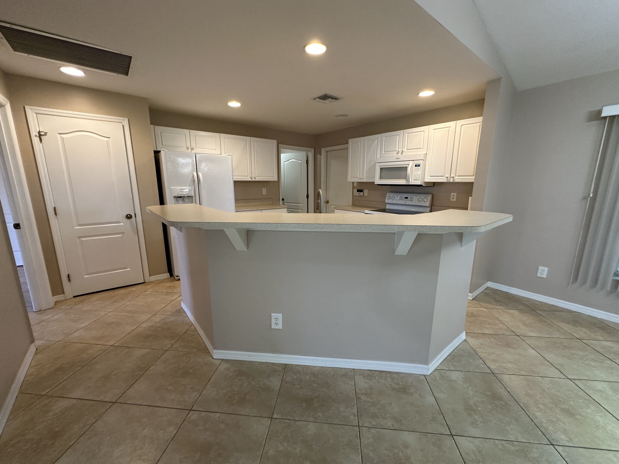 Building Photo - 4124 NE 8th Pl