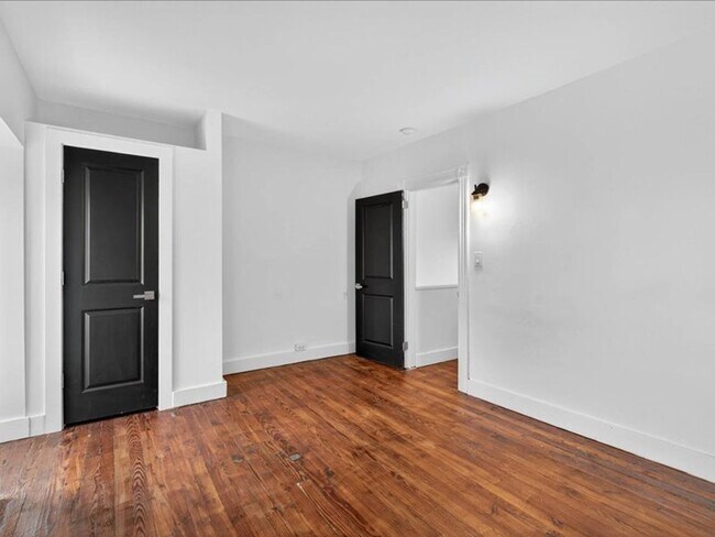 Building Photo - Gorgeous 4 Bedroom 2.5 Bathroom Available ...