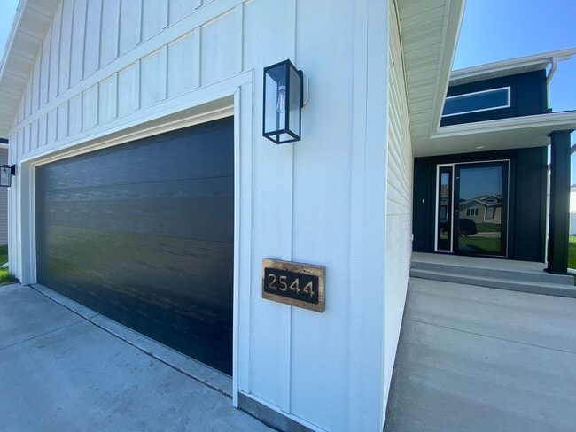 Building Photo - 3 bed, 2.5 bath South Fargo Home For Rent!