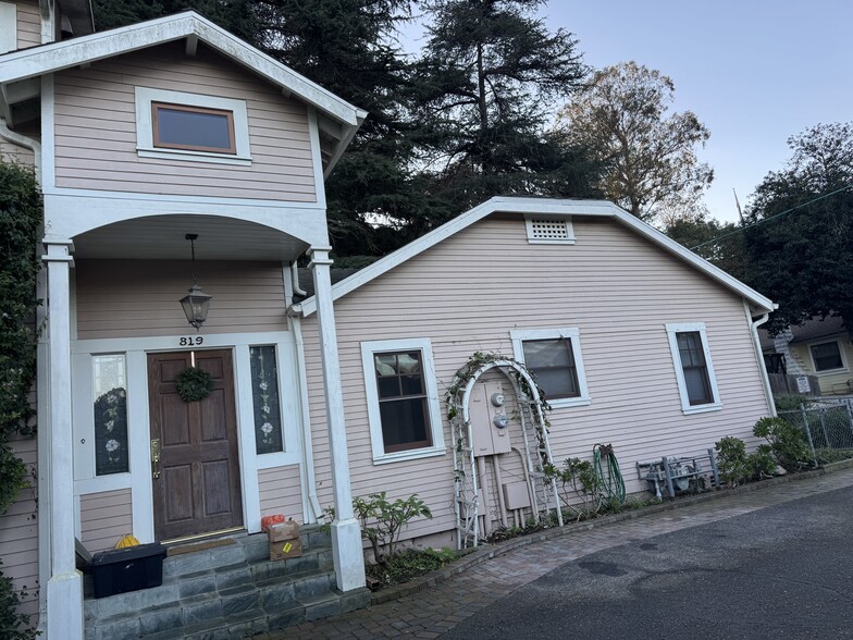 Building Photo - 819 W Figueroa St